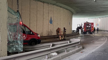 Bayrampaşa'da itfaiye aracı yön tabelasına çarptı, 2 itfaiye eri yaralandı