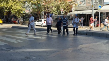 Beyoğlu'nda yaya geçidinde taksi çarpan yaralı hastaneye kaldırıldı