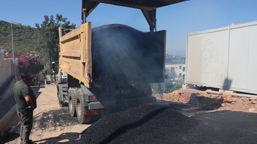 Bodrum'da Bitez ve Torba'da 5 bin 250 metrekarelik alana sıcak asfalt serildi