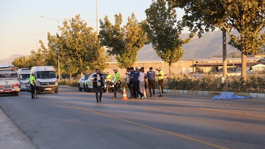 Denizli Pamukkale'de motosiklete çarpan otomobilin sürücüsü kaçtı, 20 yaşındaki sürücü öldü