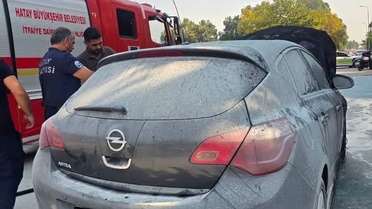 Hatay Dörtyol'da seyir halindeki otomobilin motoru alev aldı, yangın büyümeden söndürüldü