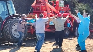 Ordu'da 10 günlük fındık mesaisi biten Güngör ailesi harmanda oyun havası oynadı