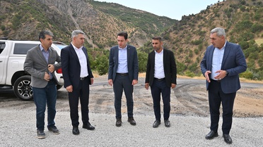 Hizan Kaymakamı Öztürk, 9 kilometrelik asfalt çalışmalarını yerinde inceledi