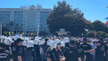 İBB önünde SDS eylemi büyüdü, çalışanlar Saraçhane'yi terk etmiyor