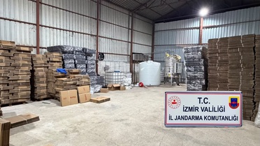 İzmir'de 5 bin 100 litre etil alkol ele geçirildi, 2 şüpheli gözaltına alındı