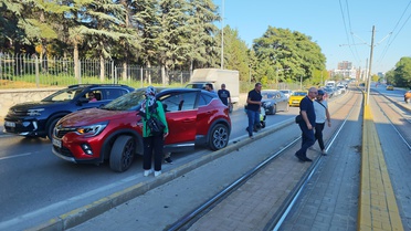 Eskişehir'de kamyonete çarpan motosiklet sürücüsü otomobilin altında kaldı