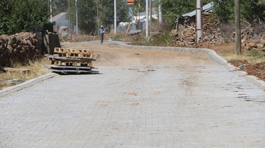 Bingöl Karlıova'da Bahçe köyünde parke taşı çalışması sürüyor