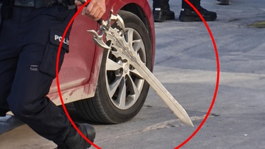 İşten çıkarılınca belediye binasını bu kılıçla bastı