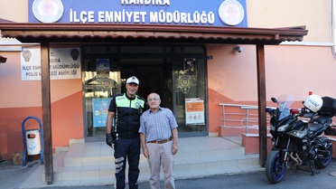 Kocaeli Kandıra'da polisin kalp masajıyla kurtardığı 68 yaşındaki kişi teşekkür ziyareti yaptı