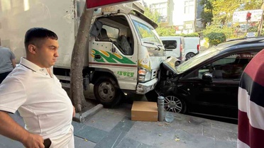 Küçükçekmece Sefaköy'de sürücüsüz kamyonet yokuş aşağı kayıp iki araca çarptı