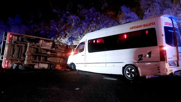 Giresun Şebinkarahisar'da fındık işçisi taşıyan minibüs devrildi, 12 kişi yaralandı