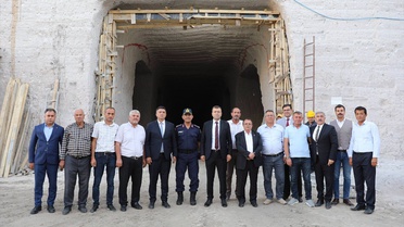 Niğde Valisi Akmeşe, dört beldeyi ziyaret edip kaya oyma depo çalışmalarını inceledi