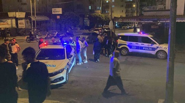 Mersin Erdemli'de otomobil motosikletle çarpıştı, kaza anı kamerada