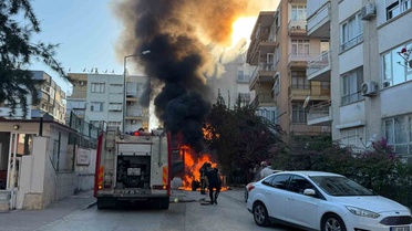 Antalya'da park halindeki lüks otomobil yangında hurdaya döndü