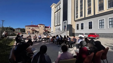 Ağrı Patnos'ta kütüphane bahçesinde sessiz okuma ve fikir paylaşımı etkinliği yapıldı
