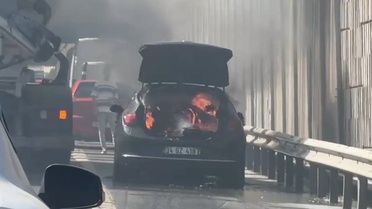 Sarıyer TEM'de seyir halindeki otomobilin bagajı alev aldı, beton mikseri şoförü söndürdü