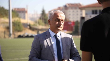 Karabük'te Soğuksu Sentetik Futbol Sahası'nın zemini yenileniyor