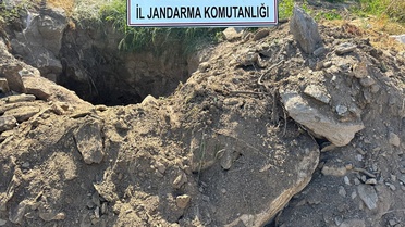 Söke'de izinsiz kazı yapan 5 şüpheli jandarma operasyonuyla suçüstü yakalandı
