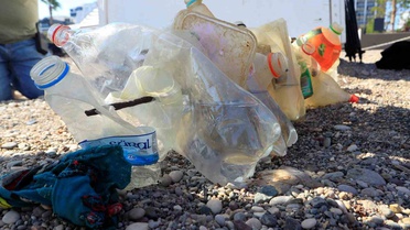 Konyaaltı'nda dalış yapan profesör deniz altındaki plastik atıklardan çöp şiş yaptı