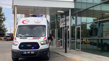 Hayrabolu'da kamyon devrildi sürücü yaralandı, anız yangını 250 dekar alanı küle çevirdi