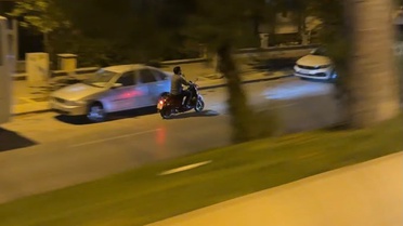 Eskişehir Odunpazarı'nda kasksız motosikletli ters şeritten ilerledi