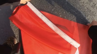 Eskişehir'de moto kurye yerdeki 2 Türk bayrağını kaldırdı, o anlar kask kamerasında