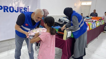 Yetim Vakfı, Bağdat ve Kerkük'te 800 yetim öğrenciye kırtasiye seti dağıttı