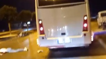 Antalya Serik'te motosiklet park halindeki midibüse çarptı, sürücü ağır yaralandı