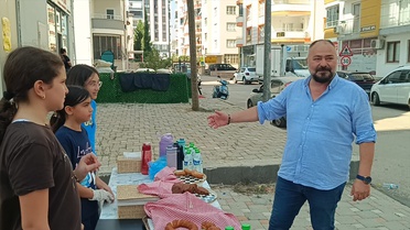 Kozan'da çocuklar yangın mağdurları için tezgah açtı, geliri kaymakamlığa gidiyor