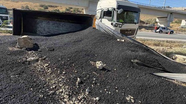 Ankara Mamak'ta aşırı yüklü tır kontrolden çıkıp devrildi