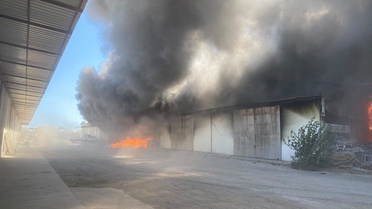 Antalya Muratpaşa'da ambalaj deposundaki yangın eve sıçradı, müdahale sürüyor