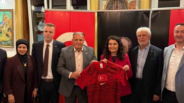 Stuttgart Başkonsolosu Kaçar'a veda gecesinde imzalı Milli Takım forması