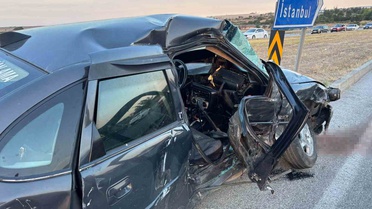 Babaeski'de minibüs ile otomobil çarpıştı, araçlarda sıkışan 4 yaralı itfaiyeyle kurtarıldı