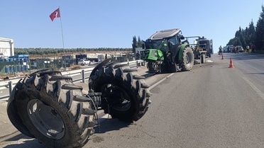 Bandırma'da kamyon traktöre arkadan çarptı, sıkışan sürücü kurtarıldı