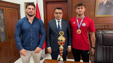 Alaplılı güreşçiler Kaymakam Köksal'ı ziyaret etti