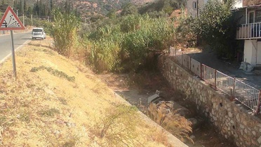 İzmir Bayındır'da çalınan otomobil dereye uçtu, şüpheliler kaçtı