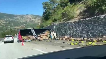 Zeytinyağı yüklü TIR istinat duvarına çarptı! Feci kaza baba ile oğlunu ayırdı