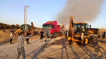 Ankara Elmadağ'da kamyonetteki saman balyaları tutuştu, yangın söndürüldü