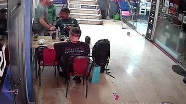 Ereğli'de seyyar satıcı tanıtırken elektroşokla çarptığı esnaftan helallik istedi