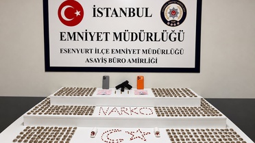 Esenyurt'ta park halindeki araçta uyuşturucu ve silah ele geçirildi, 2 şüpheli tutuklandı