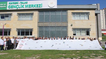 Gazze’de ölen çocukların ismi 12 metre uzunluğundaki pankarta sığmadı
