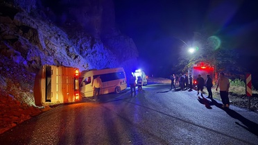 Giresun Şebinkarahisar'da minibüs ile kamyonet çarpıştı, 23 kişi yaralandı