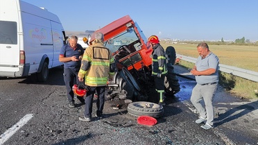 Kars'ta traktörle çarpışan araçta 1 kişi öldü, üniversiteye gidiyorlardı
