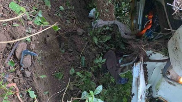 Artvin Kemalpaşa'da çay kamyonu şarampole yuvarlandı, sürücü hayatını kaybetti