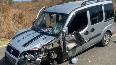Kırklareli Pehlivanköy'de ambulans iki otomobille çarpıştı, 5 kişi yaralandı