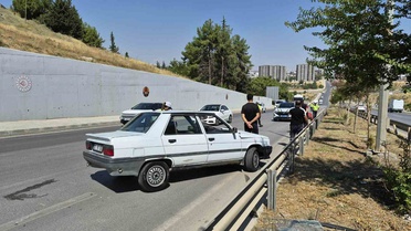 Adıyaman'da 15 yaşındeki sürücünün otomobili bariyerlere çarptı, 2 kişi yaralandı