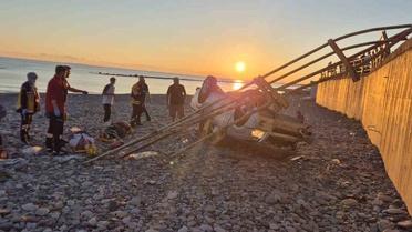 Samsun Yakakent'te pikap halk plajına uçtu, sürücü ve yolcu yaralandı