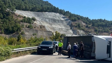 Tokat Niksar'da devrilen tırın sürücüsü yaralandı