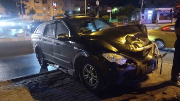 Üsküdar Bulgurlu'da kamyonetle çarpışan hafif ticari araç devrildi, 1 kişi yaralandı