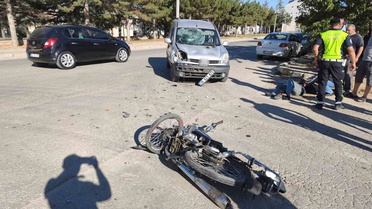 Yalvaç'ta otomobil ile motosiklet çarpıştı, motosiklet sürücüsü yaralandı
